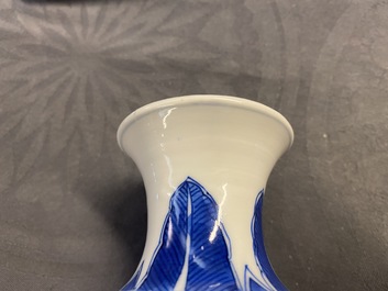 Un vase de forme rouleau en porcelaine de Chine en bleu et blanc, Kangxi